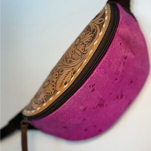 Hot pink cowhide  Leather Crossbody Bag with Front Zip Pocket
Adjustable strap